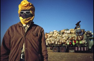 Niger, 2007 : Camions de migrants dans le d&eacute;sert du T&eacute;n&eacute;r&eacute;. Des milliers de voyageurs clandestins, partis en majorit&eacute; du Nigeria et du Ghana, cherchent du travail en Libye ou dans les pays de l'Union.  Pascal Maitre / Agence Cosmos