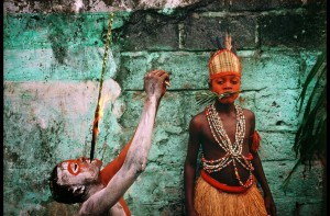 "Enfants danseurs de l'ethnie Yaka", RD Congo, 2002. Pascal Maitre / Agence Cosmos